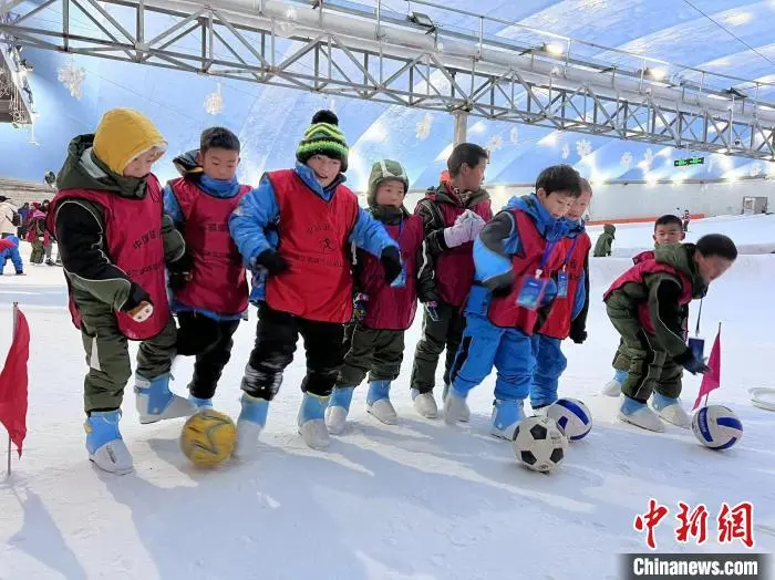 儿童体验冰雪运动。浙江省体育局供图