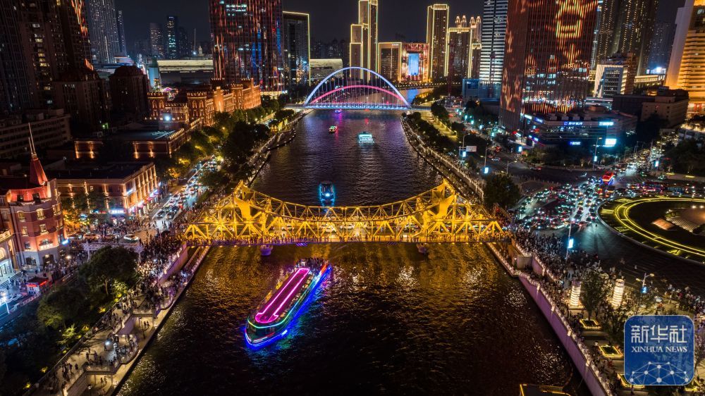 ↑ 这是8月1日拍摄的天津海河解放桥附近夜景(无人机照片)。