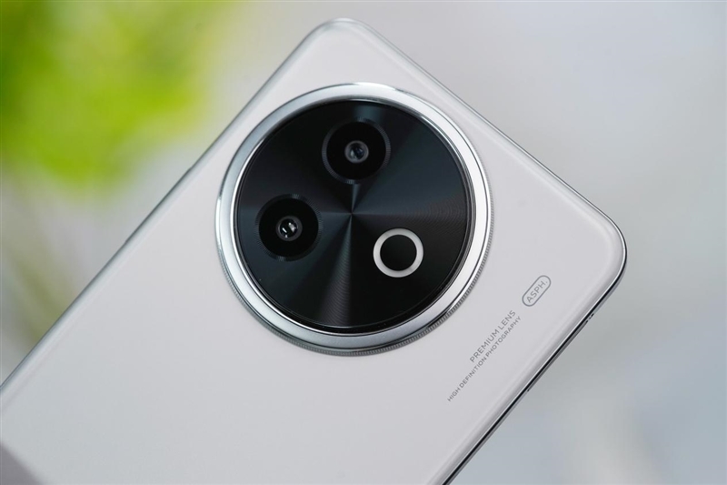 23.5小时霸榜续航榜!vivo Y300i体验评测:超高颜值的一款耐造神机