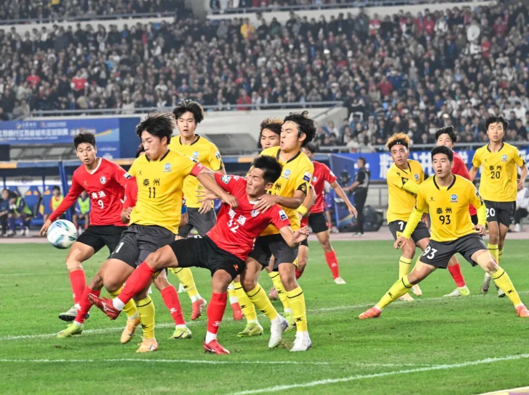 11月1日,泰州队球员巴特(前左)和南通队球员齐丹(前右)在比赛中拼抢。