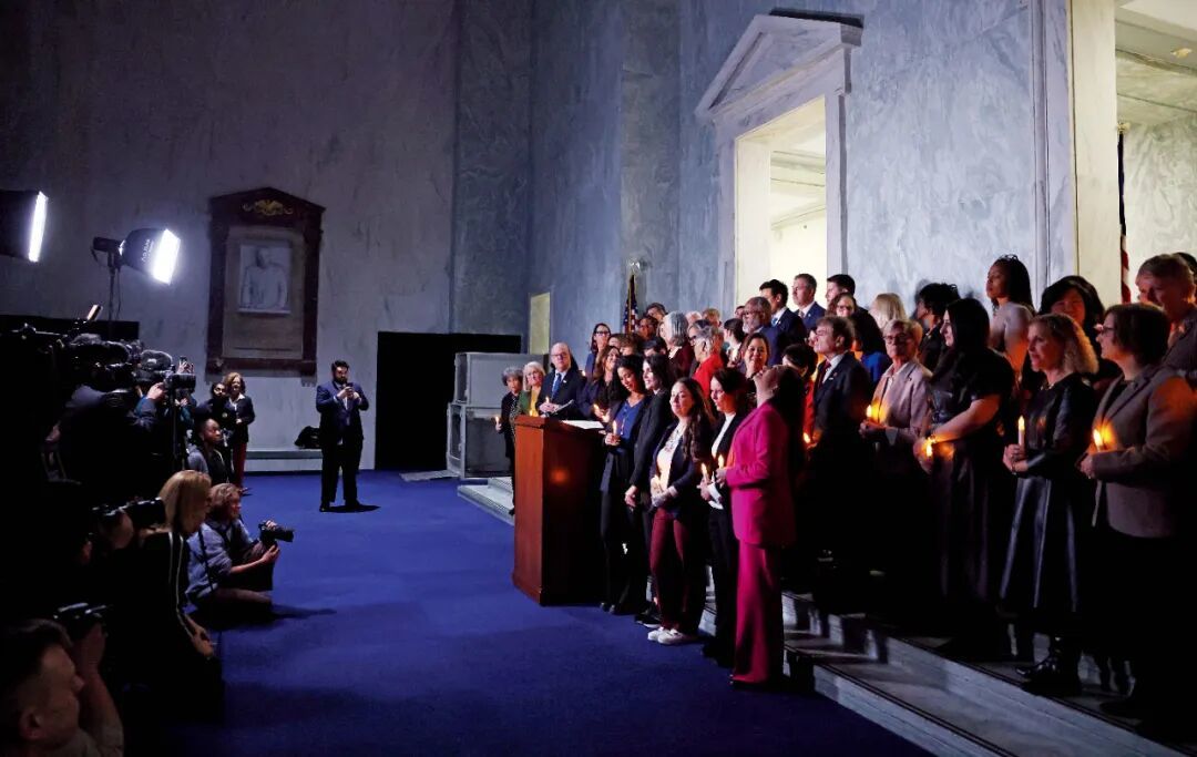 11月18日,美国华盛顿,民主党妇女核心小组在国会山为被定罪的性侵犯杰弗里·爱泼斯坦的受害者举办两党守夜活动。图/视觉中国