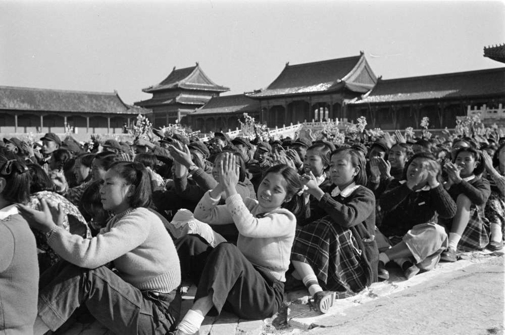 1952年/首都各界群众在故宫太和殿广场集会,庆祝亚洲及太平洋区域和平会议闭幕/摄影:方弘