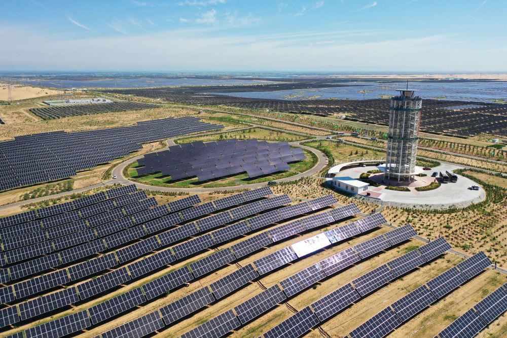 这是2025年7月30日拍摄的内蒙古鄂尔多斯市达拉特旗光伏基地(无人机照片)。新华社记者 李志鹏 摄