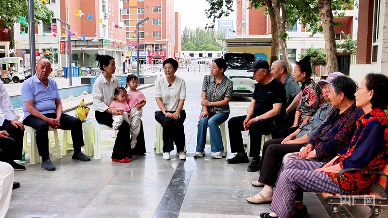 赵耐香组织居民代表等召开现场议事会（央广网记者 齐平 摄）