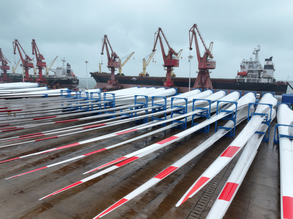 10月13日，在江苏省连云港港东方港务分公司码头，大批风电设备集港准备装船出口国外（无人机照片）。新华社发（王春摄）