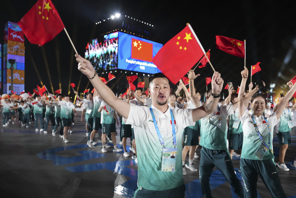 ↑中国体育代表团在开幕式上入场。新华社记者 刘坤 摄