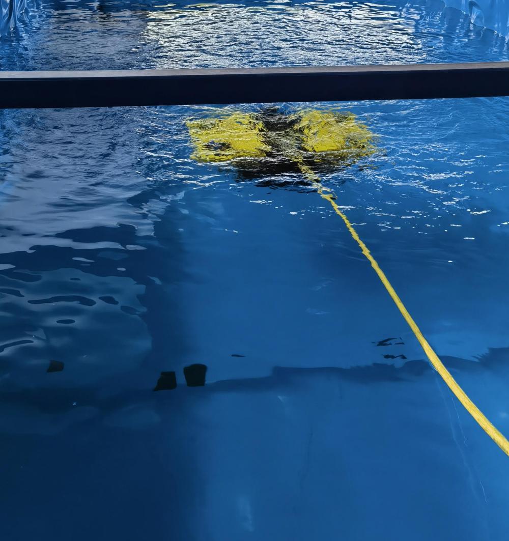 在广东蓝潜海洋技术有限公司，智能水下机器人正在进行测试。新华社记者任军 摄