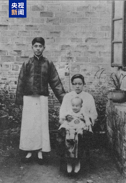 △1923年杨振宁十个月大时与父母亲于合肥四古巷故居窗外