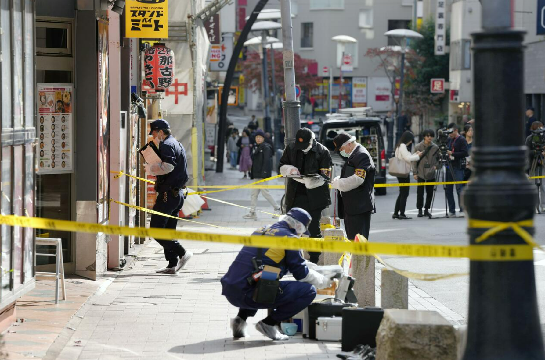 当地时间11月16日,一名男子在东京港区赤坂涉嫌刺伤一名40多岁女子后,警方在案发现场附近进行调查。图源:日媒