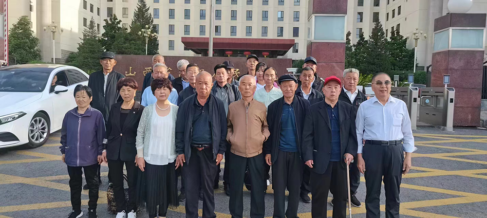 2023年6月,部分退休矿工在山西高院开完庭后合影。