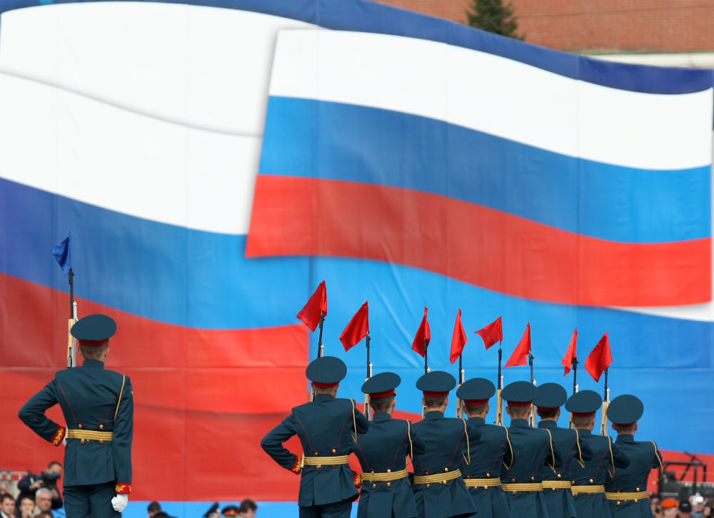 2008年5月9日,士兵在俄罗斯莫斯科举行的纪念卫国战争胜利63周年阅兵式上走过红场。新华社记者沈伯韩摄