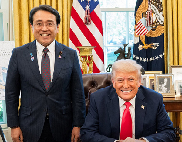 特朗普与日本经济再生大臣赤泽亮正的合影 社交媒体