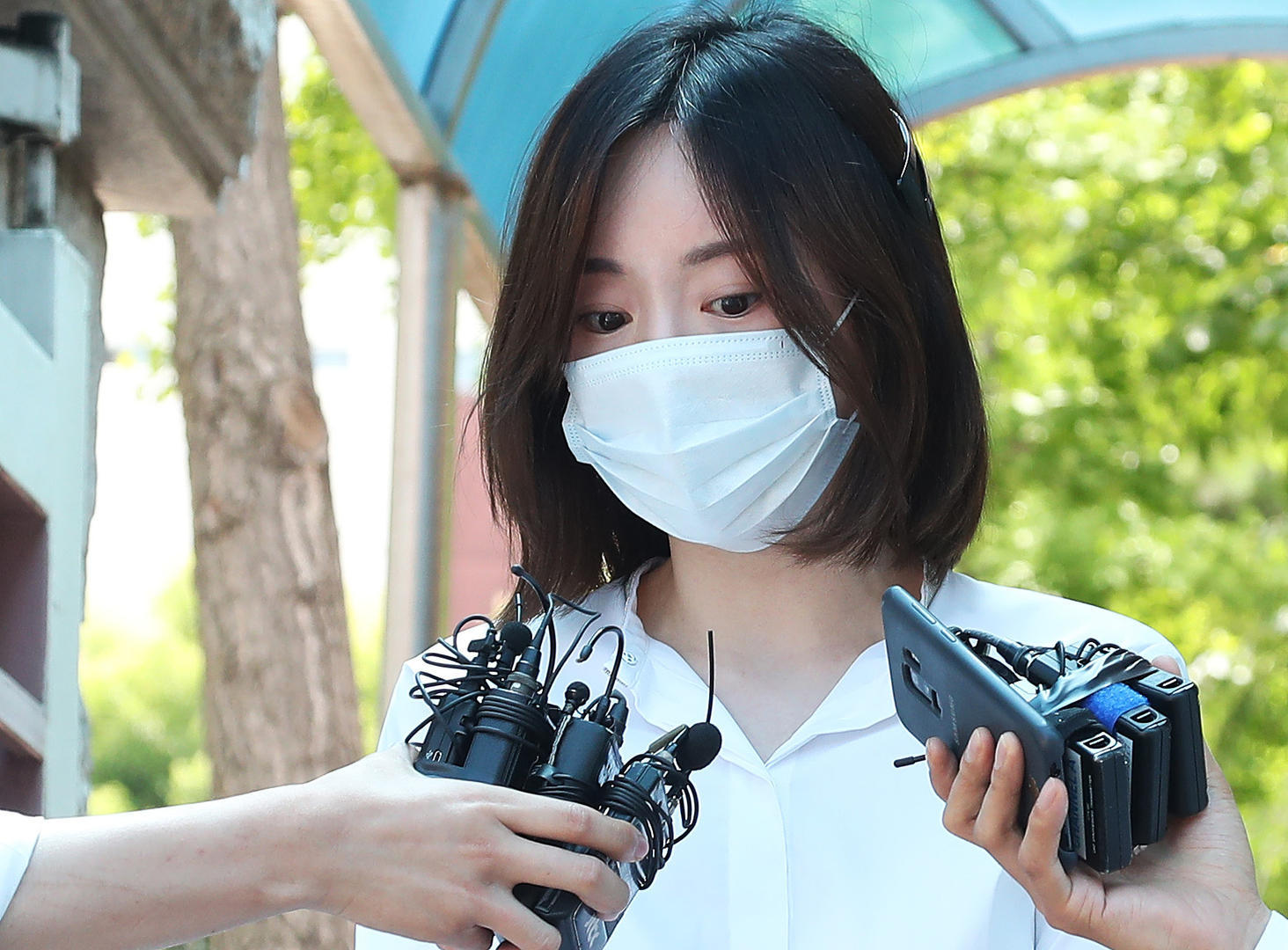 ▲2019月,黄荷娜在公审后离开看守所 图据视觉中国