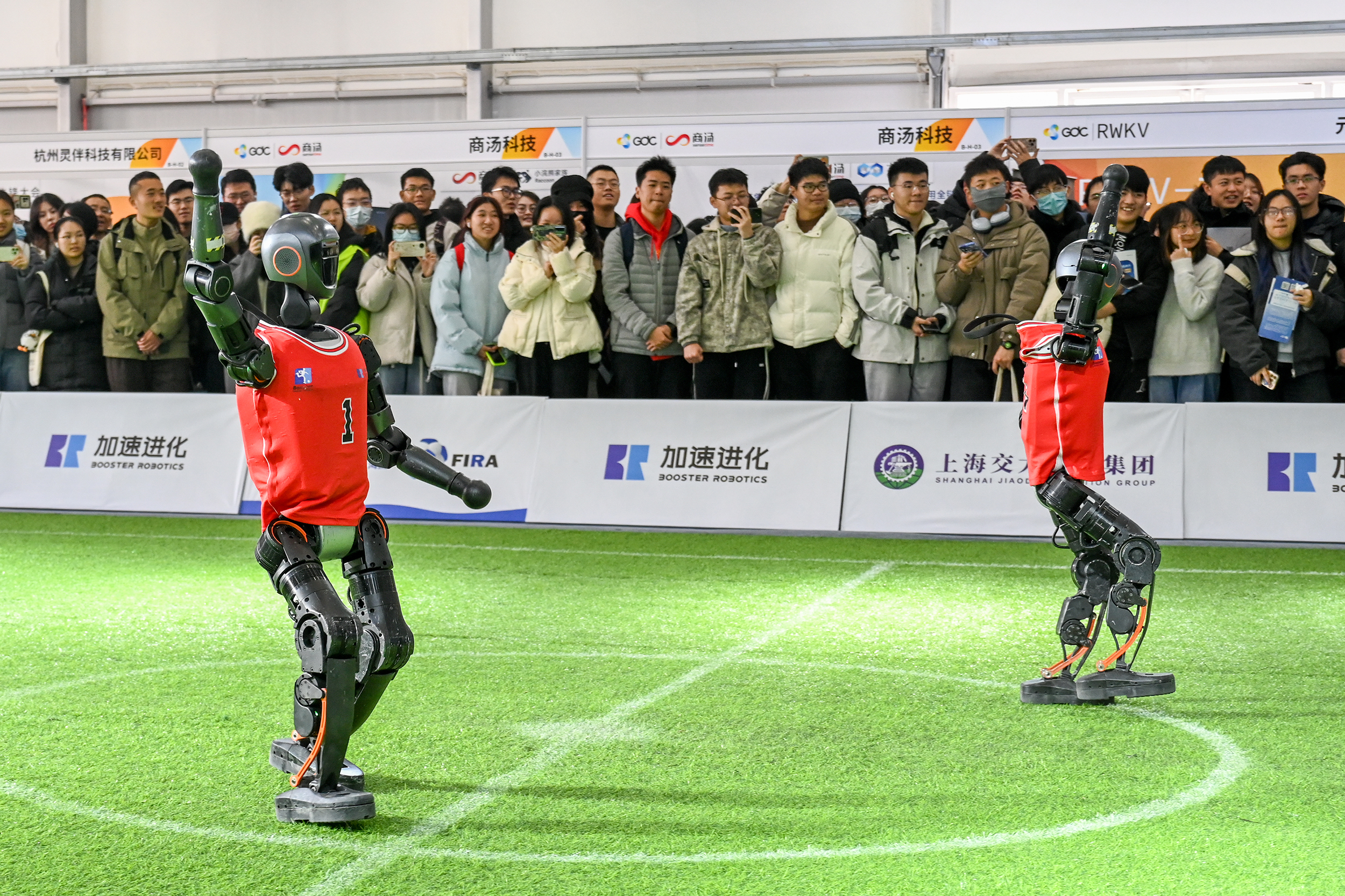 2025年2月22日,上海西岸艺术中心,机器人挥手庆祝进球。澎湃新闻记者 朱伟辉 图