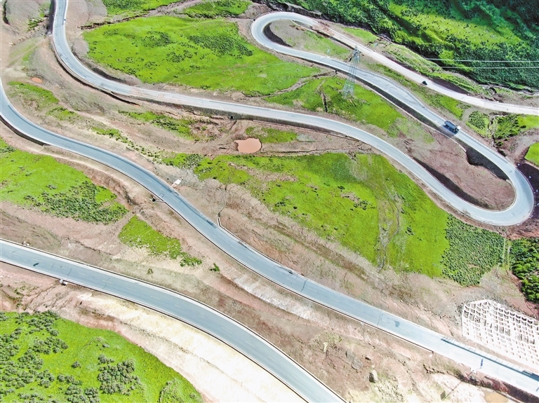 昌都市察雅县的乡村公路。