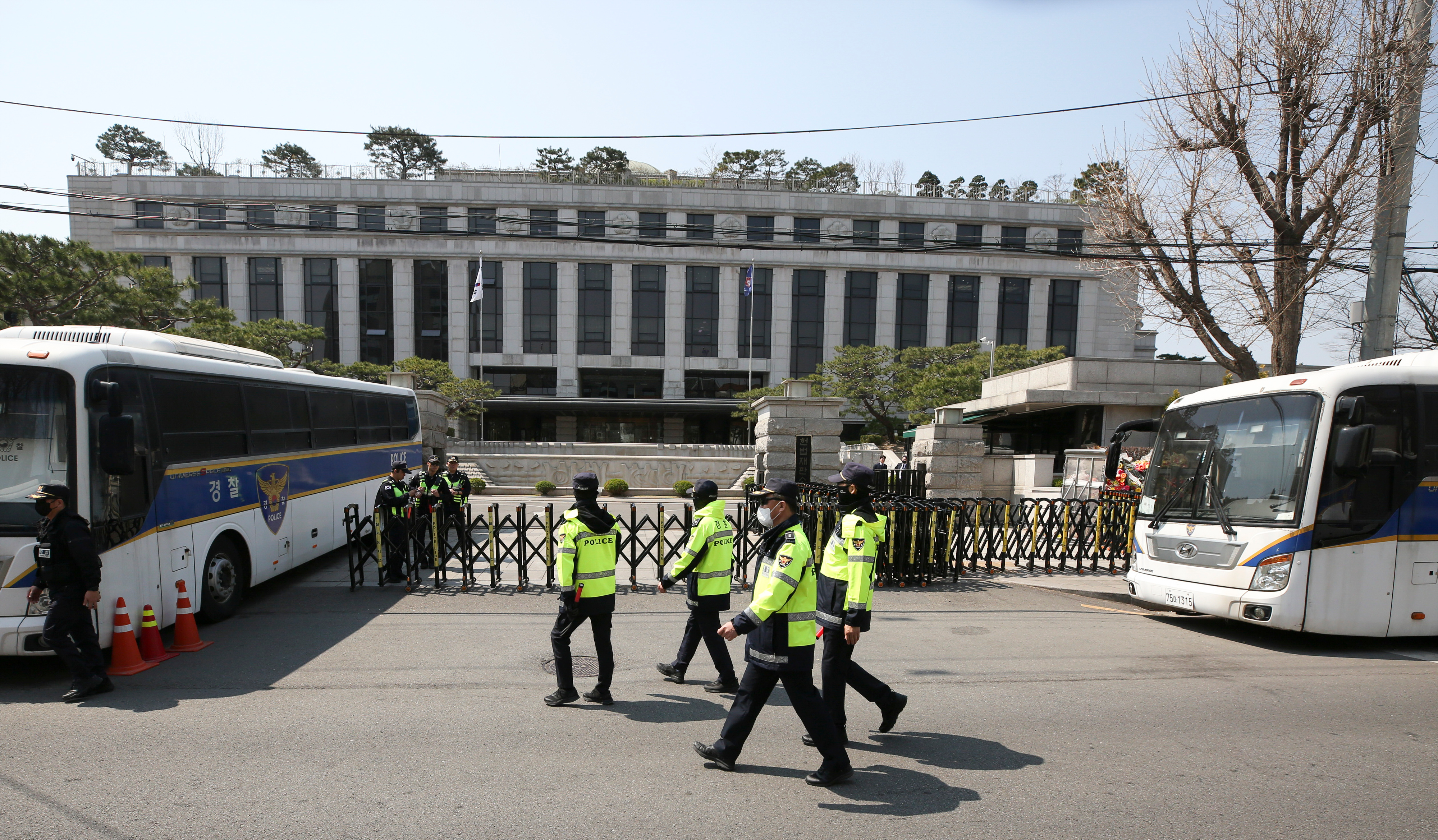 4月3日，在韩国首尔，警察在韩国宪法法院前执勤。新华社记者姚琪琳摄