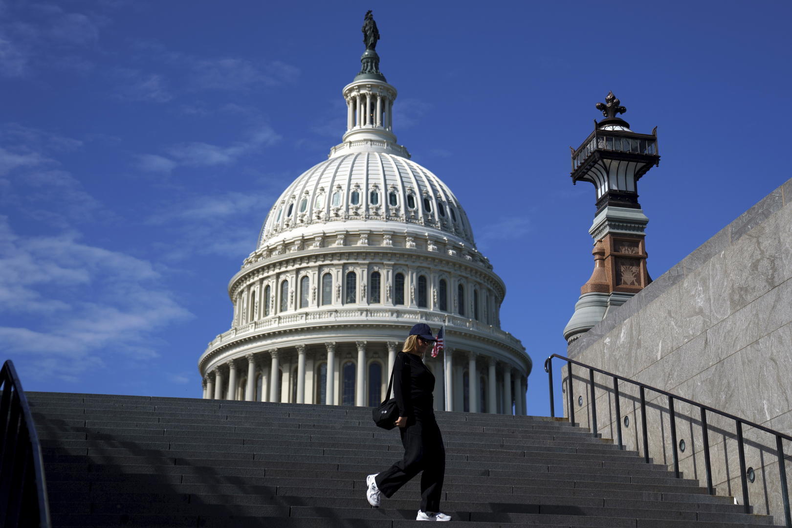 政府停摆15天，白宫放话要裁1万人，女法官颁令叫停：仓促武断、反复无常！_凤凰网