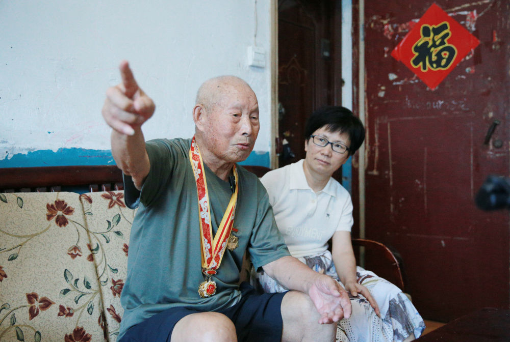 7月24日，96岁的抗日老兵臧海龙与女儿在家中接受记者采访。新华社记者 肖磊涛 摄