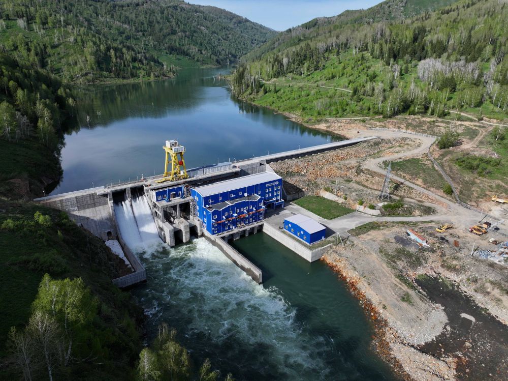 这是2025年5月8日在哈萨克斯坦东哈州拍摄的图尔古孙水电站（无人机照片）。新华社记者 李任滋 摄