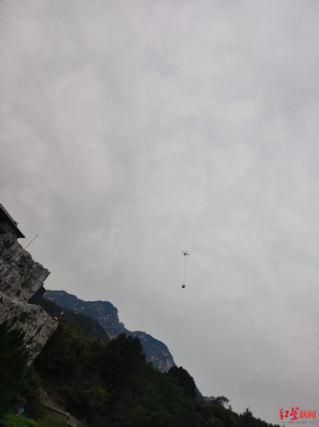 ▲无人机将李小龙遗体运下山