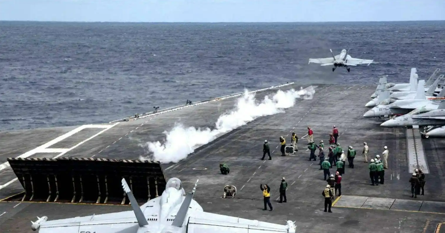 美国航母上的蒸汽弹射器弹射舰载机瞬间。