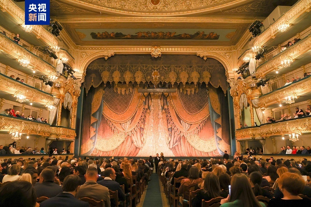 △位于圣彼得堡的马林斯基剧院,舞台幕布的花纹拷贝自沙皇亚历山大二世之妻玛利亚皇后长裙上的图案