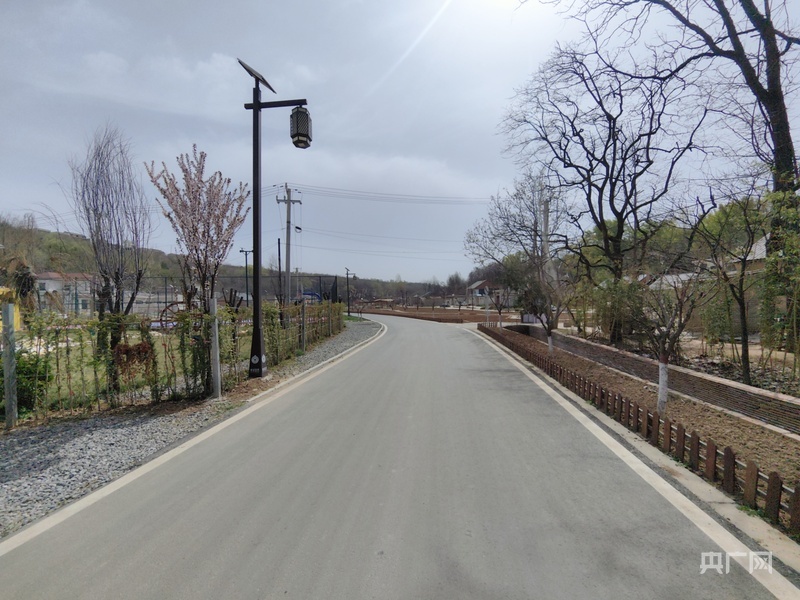 将军村改造提升后的乡村公路（央广网记者 陈锵 摄）