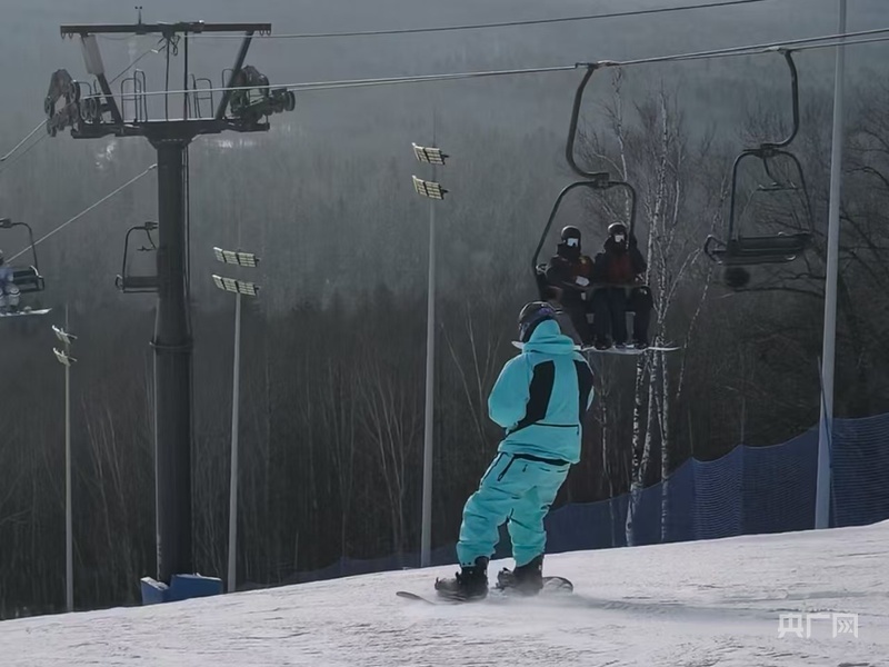 长白山和平雪场，游客正在滑雪（央广网记者 郭佳丽 摄）