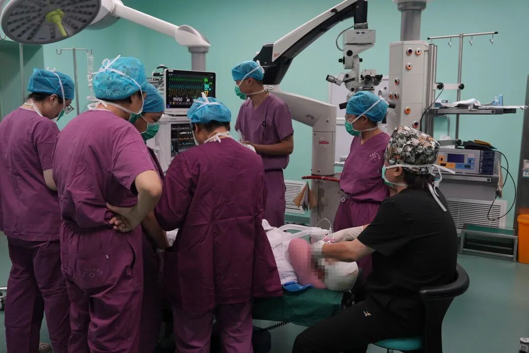 圖為麻醉團隊為張女士進行麻醉。圖片來源:西安市人民醫院(西安市第四醫院)