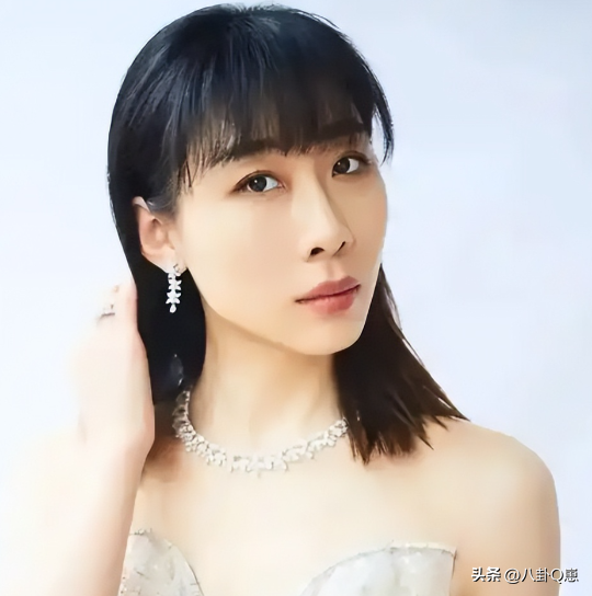 两年婚姻一年出轨，将前夫当小丑，“一尿”成名的她凭啥三封天后