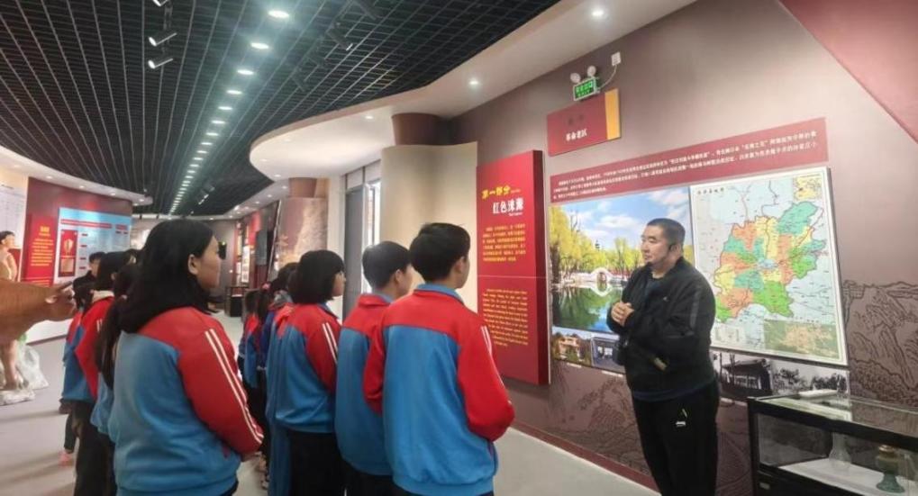 学生在王二小纪念馆里参观。（采访对象供图）