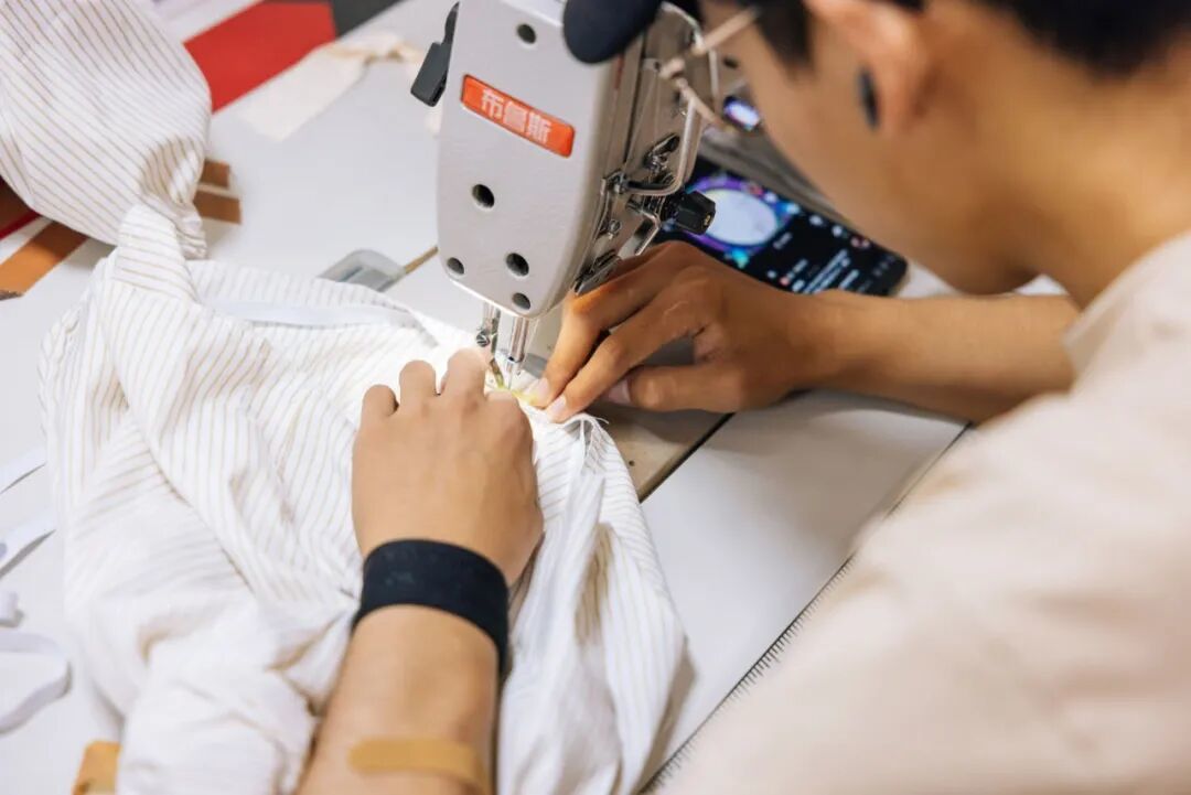 李晓明左手的护腕 / 南风窗记者 郭嘉亮 摄