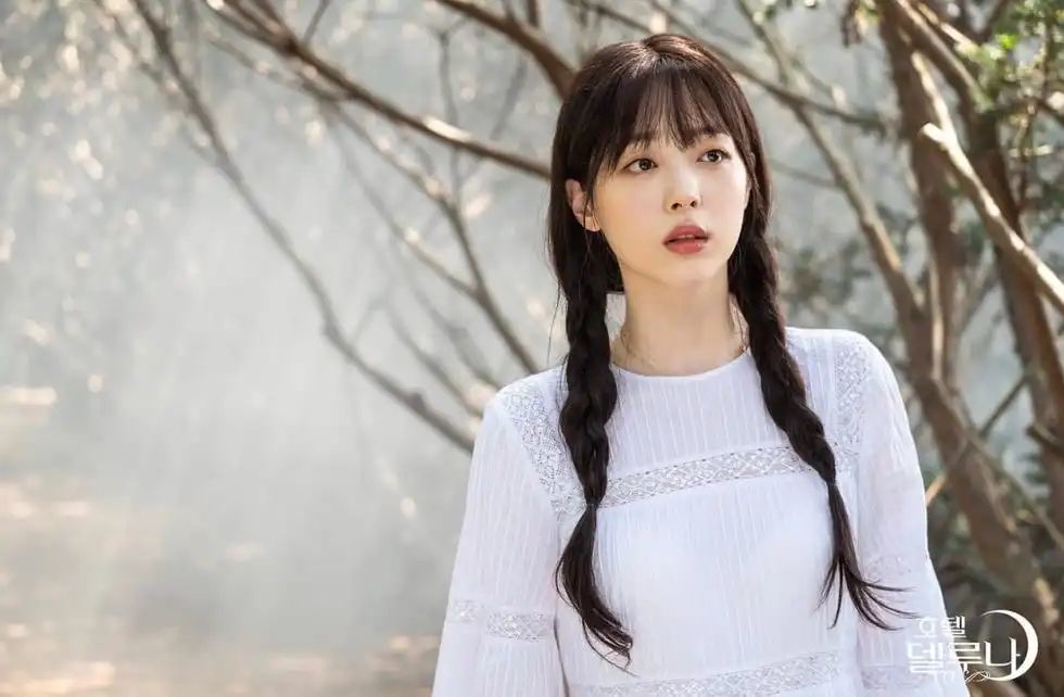 Hair, People in nature, White, Photograph, Face, Beauty, Skin, Hairstyle, Tree, Lip,