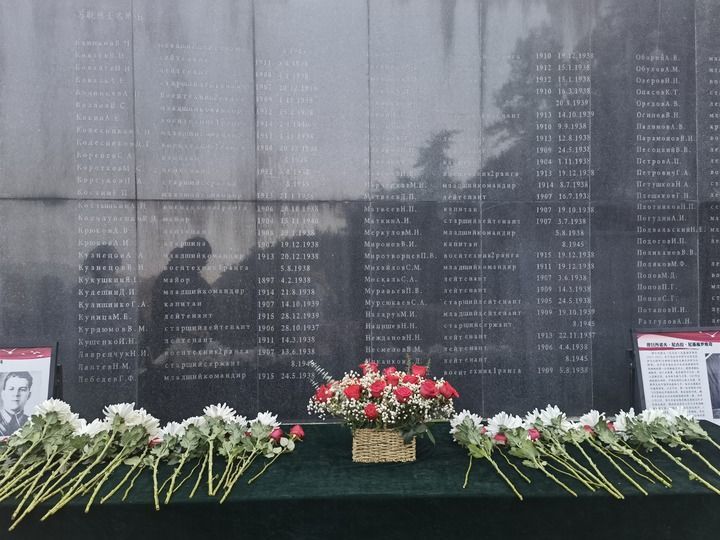 在南京抗日航空烈士纪念馆镌刻有苏联籍抗日航空英烈名录的纪念碑前,摆放着人们献上的鲜花(2024年11月22日摄)。新华社记者 邱冰清 摄