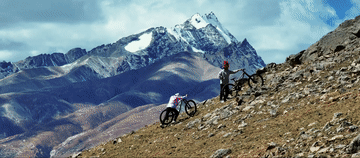 ↑旦增吉美和同伴在拉萨周边的山上骑行