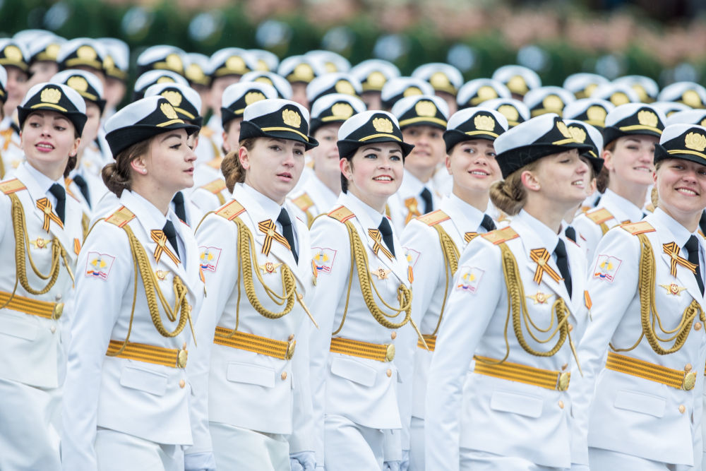 2017年5月9日,在俄罗斯莫斯科举行的纪念卫国战争胜利72周年阅兵式上,女兵列队走过红场。新华社记者吴壮摄