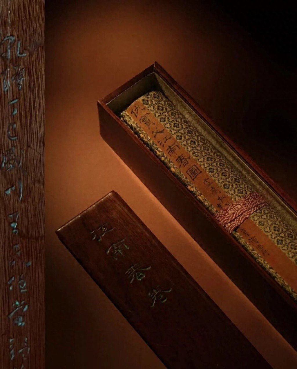 仇英《江南春》图卷外观。 图/澎湃新闻