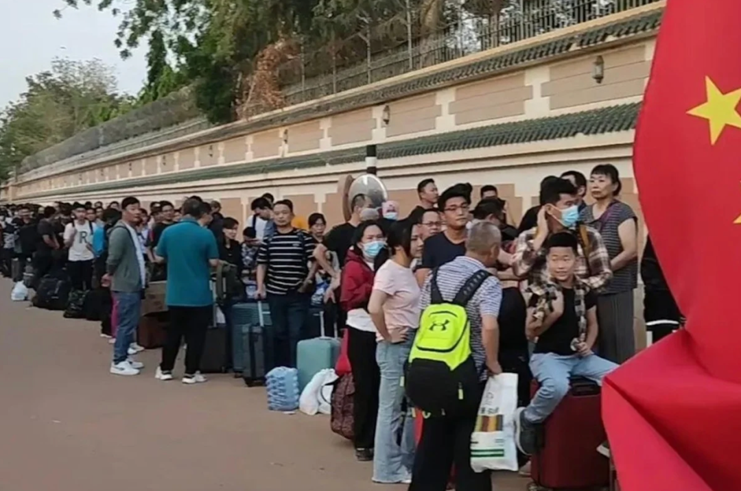 ▎2023年4月26日，中国海军舰艇前往苏丹，帮助中国公民安全撤离。图源：南华早报