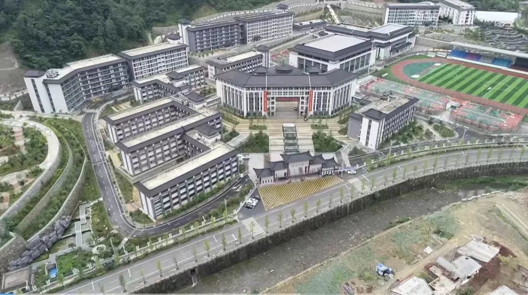 ▲陕西省商洛市镇豪华的安县镇安中学(图/视频截图)