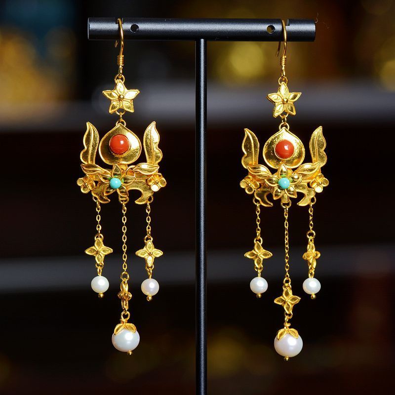 马赛制作的花丝镶嵌作品——桃枝耳坠。新华社发