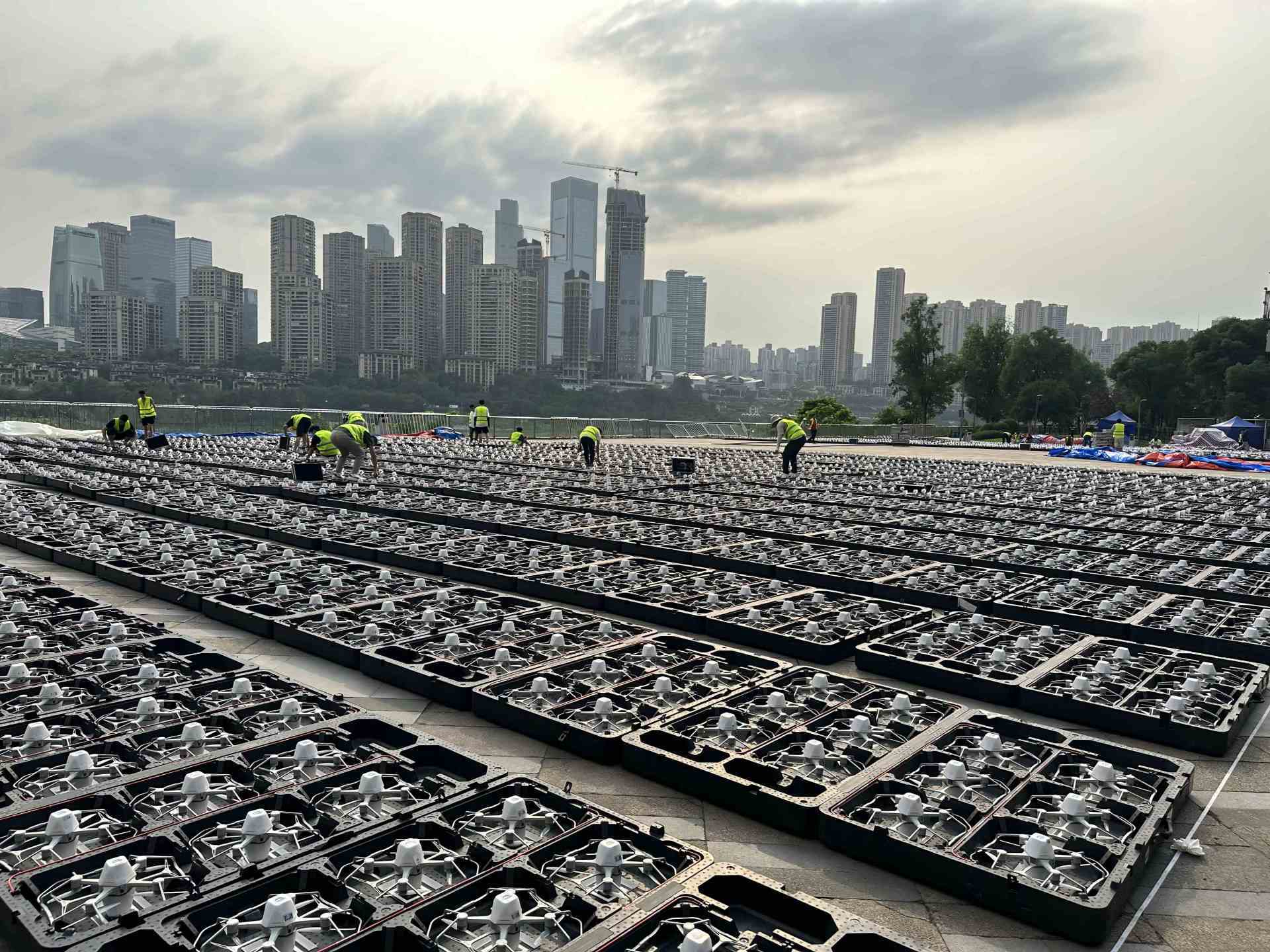 无人机被放置在收纳箱中，可大大节省人力等成本