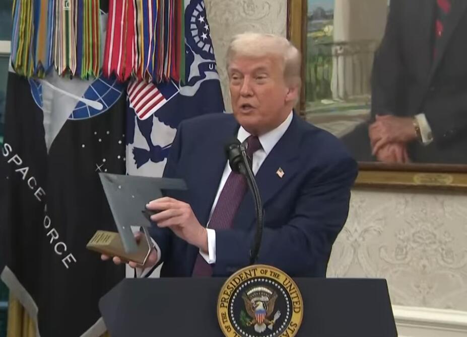 8月,特朗普在新闻发布会上声称“购买改进型B-2轰炸机”并展示了与现役B-2几乎没有区别的模型