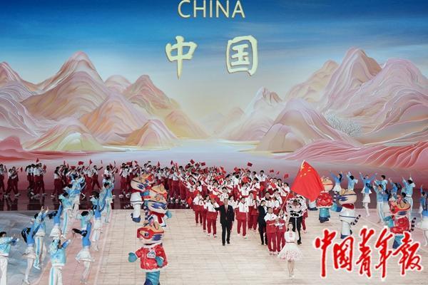2月7日，哈尔滨，亚冬会开幕式上，中国代表团入场。中青报·中青网记者 李隽辉/摄