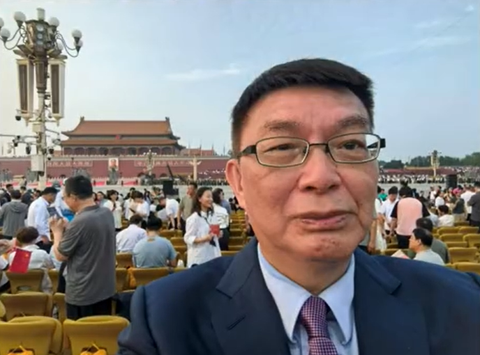 苑举正在社交平台上发布的阅兵现场自拍照