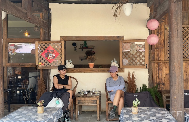 在彭镇喝咖啡的年轻人（央广网记者 王颖 摄）