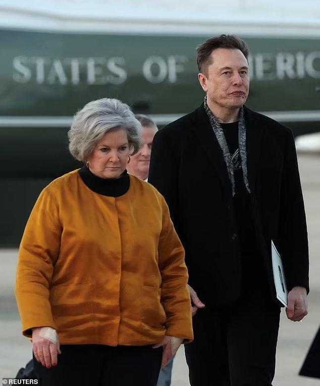 马斯克戴俩帽子赴内阁会,“博眼球”遭质疑,和特朗普的关系复杂