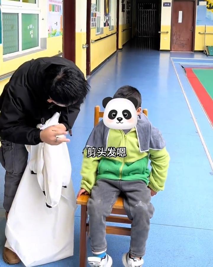 阿呆给特殊儿童免费理发