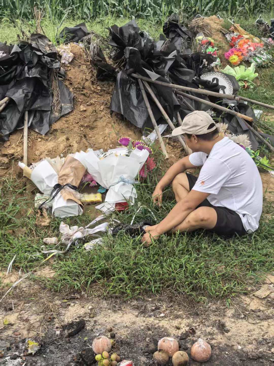 ▲李克在家人坟前 受访者供图