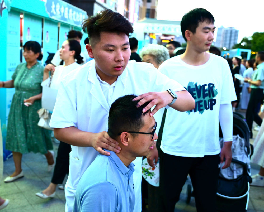 这是河南省开封市“大宋中医药文化市集”活动现场。新华社发（李祥宇 摄）