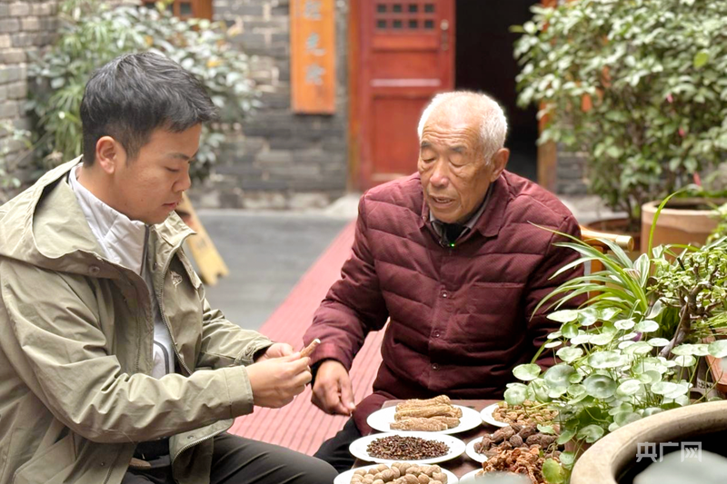 张存有与家人交流道口烧鸡配方(央广网记者 张丽娜 摄)
